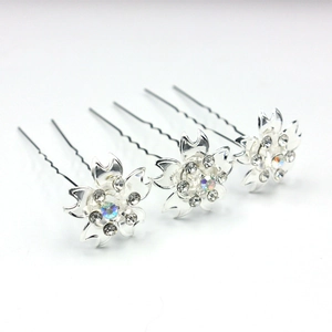 Trois épingles à cheveux en forme de fleur avec strass argentés pour chignon élégant