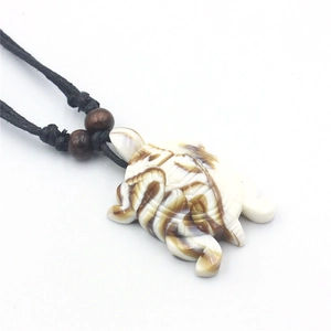 Collier pendentif tortue marine fait main avec motif coquillage et cordon noir