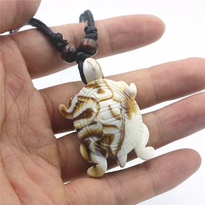Pendentif tortue fait main avec motif marron et cordon tressé noir pour femme