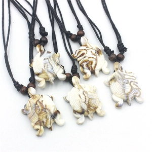 Cinq colliers tortue avec texture coquille sur cordon de cire noir et perles en bois