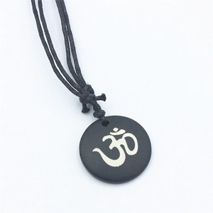 Collana con Pendente Simbolo Om Tondo Nero in Osso di Bue Gioielli Yoga Spirituali per Uomo Donna Etnico Sanscrito Collana