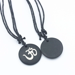 Collana etnica con pendente tondo nero e simbolo Om bianco con cordino intrecciato