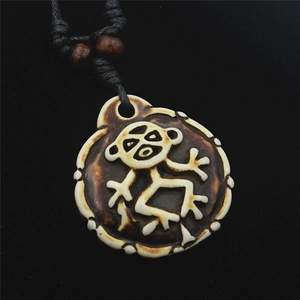 Collana con ciondolo totem stile etnico in resina bianco avorio e corda nera intrecciata