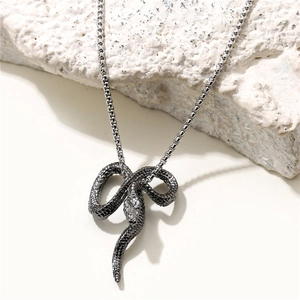 Détail du pendentif serpent montrant les écailles bioniques avec finition argent antique