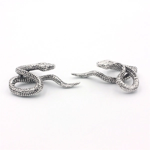 Boucles d'oreilles serpent argentées rétro avec texture d'écailles en style punk bohème
