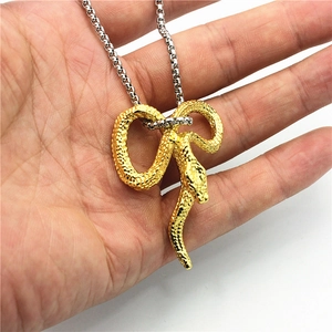 Pendentif serpent doré pour homme avec écailles détaillées sur chaîne box argent