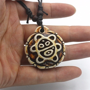Collana etnica con ciondolo totem sole tondo marrone e catena in corda nera sottile