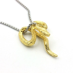 Macro d'un pendentif serpent argenté antique avec écailles détaillées sur chaîne box