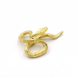 Gros plan d'une bague serpent dorée avec texture d'écailles détaillée et design enroulé