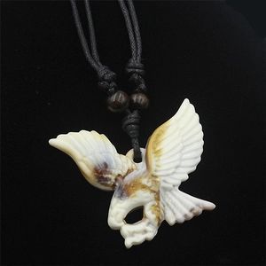 Collier Pendentif Aigle Sculpté en Résine Vintage pour Hommes Femmes Chaîne en Corde Tissée Ethnique Bijoux de Mode
