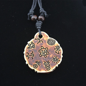 Pendaglio totem sole tribale con trama in marmo bianco e cordino nero intrecciato
