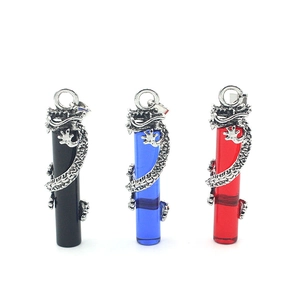 Colliers pilier dragon style punk en noir, bleu et rouge avec relief métallique