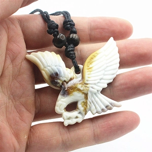 Collier avec pendentif aigle en acrylique style ethnique sur cordon noir avec perles bois