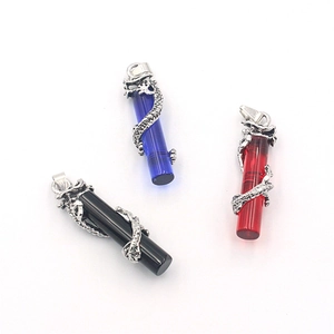 Détails des pendentifs cylindres dragon en résine bleue, rouge et noire avec métal ciselé