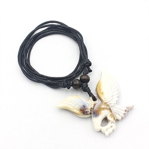 Collier ethnique avec pendentif aigle en acrylique et perles en bois sur cordon tressé