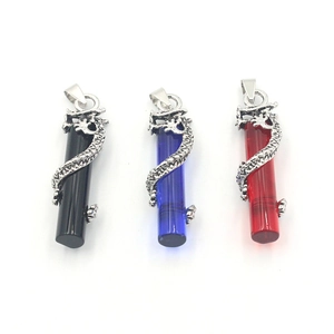 Détail des pendentifs pilier dragon en noir bleu et rouge avec décorations argentées