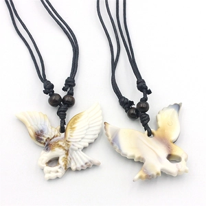 Collier avec pendentif aigle aux ailes sculptées sur un cordon tressé noir robuste