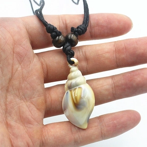 Collier avec pendentif coquillage en acrylique et cordon tressé noir réglable