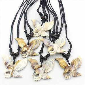 Détails de pendentifs aigle avec textures dégradées brunes et cordes tressées