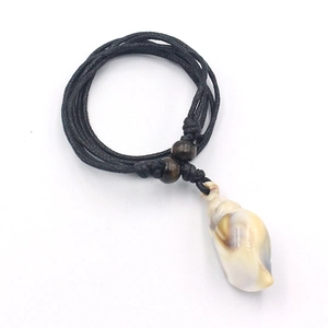 Collier ethnique avec pendentif en conque acrylique, perles en bois et cordon noir