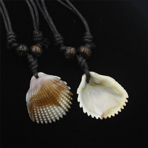 Collier en coquillage naturel avec perles en bois brun et cordon ciré sur fond noir