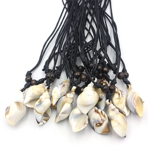 Lot de colliers avec pendentif coquillage en acrylique et cordons tressés noirs