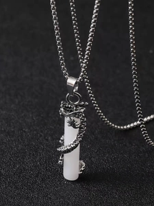 Collier avec pendentif colonne dragon de style punk avec pierre blanche et chaîne à billes