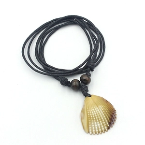 Collier bohème avec pendentif en coquillage naturel texturé et perles en bois