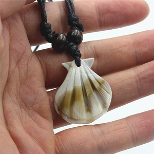 Collier avec pendentif coquillage en acrylique et cordon tressé noir avec perles