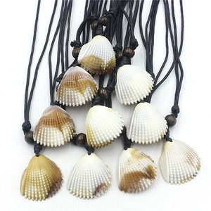 Détails de pendentifs en coquillage naturel avec perles bois sur cordon ciré