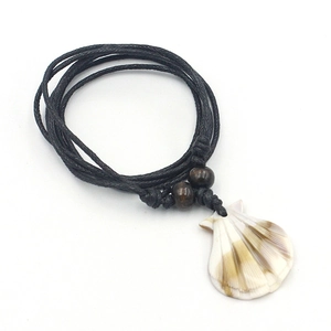 Collier avec pendentif coquillage de mer, cordon noir tressé et perles en bois