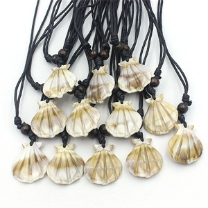Collier ethnique avec pendentif en coquillage rayé marron et cordon tissé noir élégant