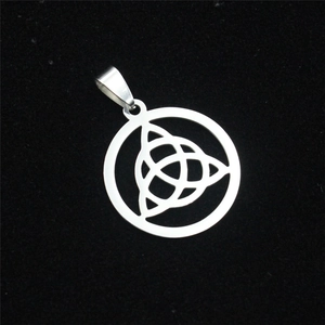 Poliertes Edelstahl-Halskette mit keltischem Triquetra-Knoten auf schwarzem Grund