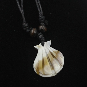 Collier ethnique avec pendentif en coquillage naturel et cordon noir tissé à la main avec perles