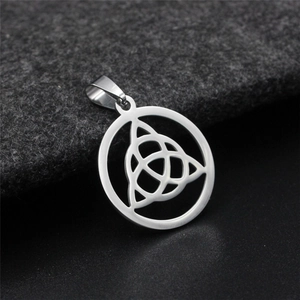 Minimalistischer runder Edelstahlanhänger in Silber mit Keltischem Triquetra Knoten