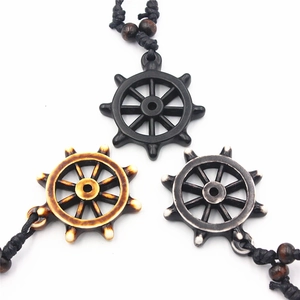 Collier pendentif gouvernail en résine noir mat, bronze et argent avec cordon tressé