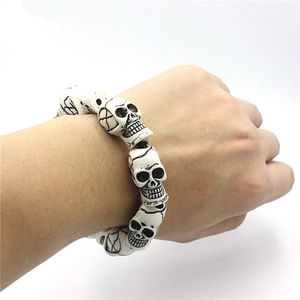 Bracelet extensible punk gothique avec perles tête de mort en résine pour Halloween