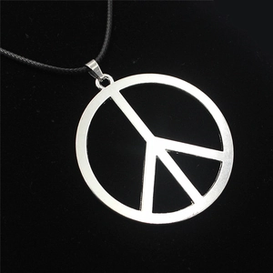Collana con ciondolo simbolo della pace argento lucido con cordino nero su velluto