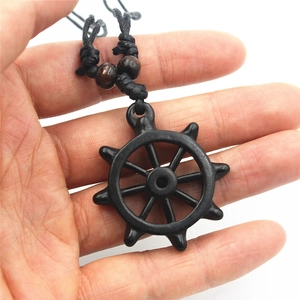 Collier avec pendentif gouvernail noir, corde tressée et perles en bois rétro