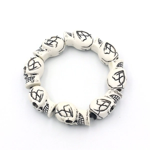 Bracelet élastique tête de mort avec perles en résine blanche pour accessoires Halloween