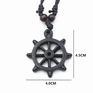 Collier avec pendentif gouvernail en résine, corde nautique et perles en bois