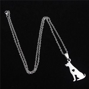 Collana con ciondolo a forma di cane in acciaio lucido con ritaglio a cuore su velluto
