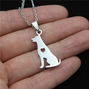 Collana con ciondolo a forma di cane in acciaio inossidabile con cuore traforato tenuto in mano