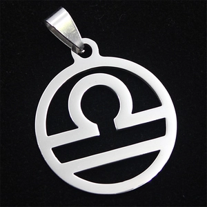 Detailaufnahme eines silbernen Libra-Sternzeichenanhängers aus Edelstahl mit Hohldesign