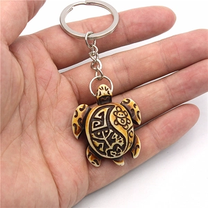 Porte-clés tortue marine en résine style tribal avec motifs géométriques