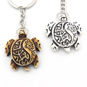 Porte-clés tortue mignons en résine marron et blanc avec motifs tribaux sur la coque
