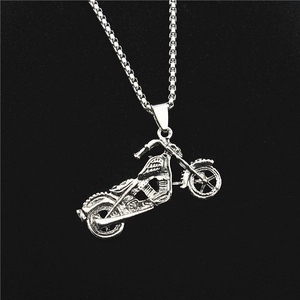 Collier Pendentif Moto en Alliage Punk Bijoux Biker Rétro Gothique pour Hommes Femmes Chaîne de Boîte en Acier Inoxydable Cordon en Similicuir Argent Antique Ton Or