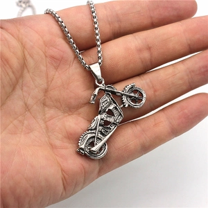 Vue détaillée du pendentif moto en argent antique avec des textures punk délavées