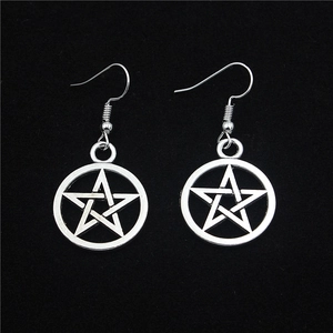 Vintage zilveren pentagram ketting en oorbellen set met gotische sterrenhangers op zwart