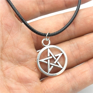 Vintage zilveren pentagram ketting met zwart koord in de hand voor dagelijks gebruik